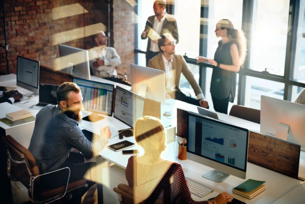équipe de marketing par e-mail au travail