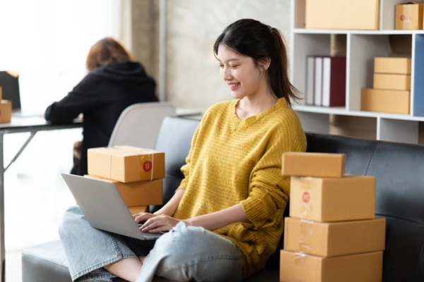 propriétaire d'entreprise suivant les métriques de l'entonnoir de clic