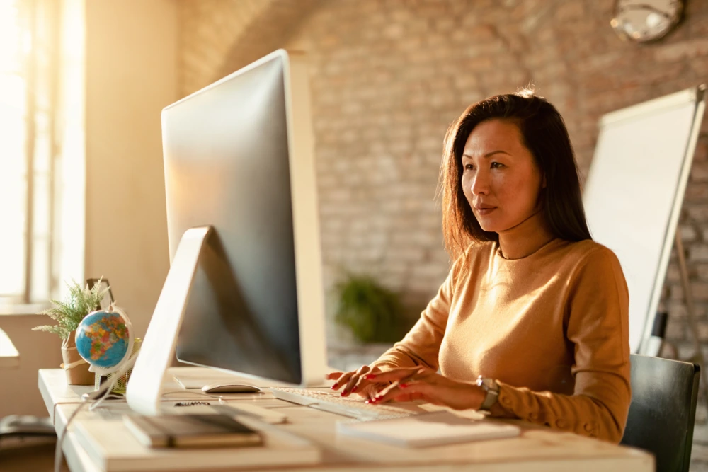 spécialiste du marketing par e-mail à son bureau