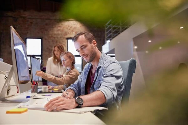 responsables du marketing par e-mail au travail