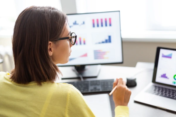 responsable marketing par e-mail vérifiant l'analyse des e-mails