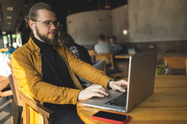 jeune propriétaire d'entreprise vérifiant le CTOR
