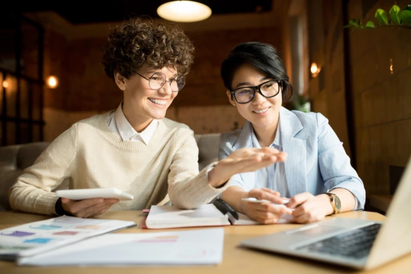 femmes envoyant un email