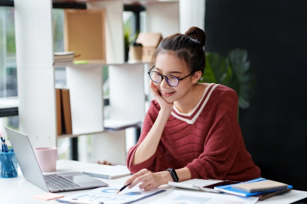 responsable marketing par email vérifiant le roi