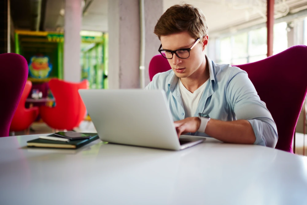 spécialiste du marketing par e-mail vérifiant les métriques sur son ordinateur portable