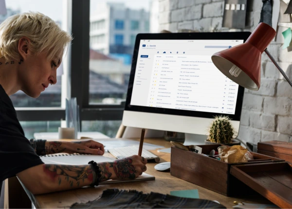 professionnel tatoué gérant les e-mails
