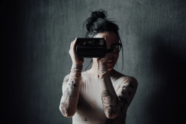 femme prenant une photographie