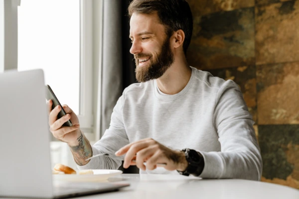 heureux responsable marketing par e-mail déjeunant
