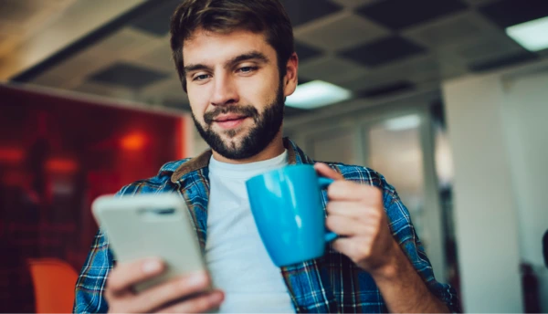 homme lisant un email engageant